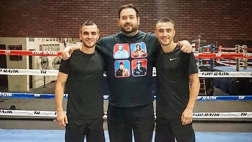Tony Tolj junto a los hermanos Moloney